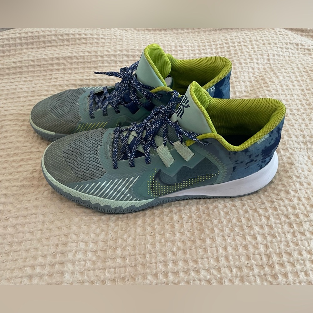 Kyrie Flytrap - gently used